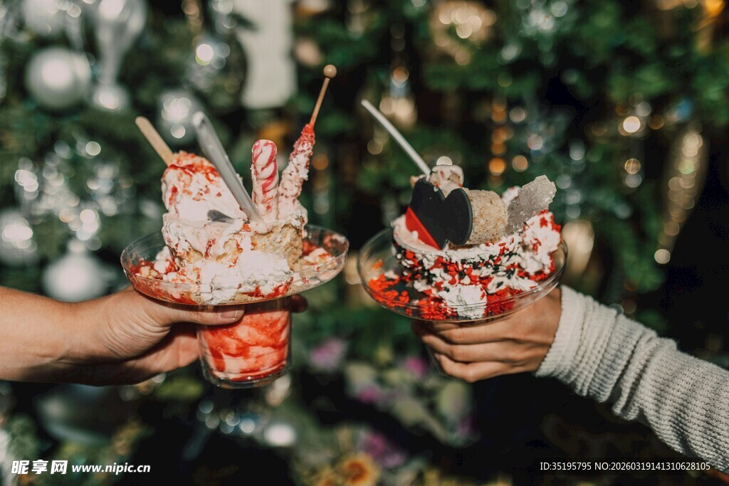 举杯共庆节日美好时刻