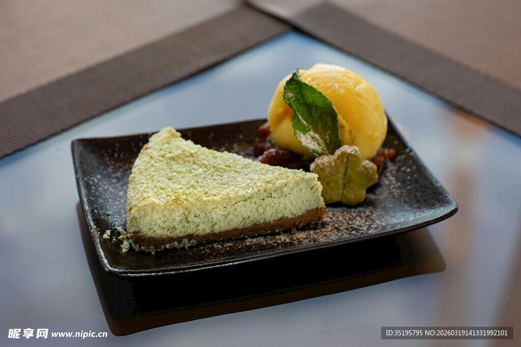 精致抹茶慕斯甜点