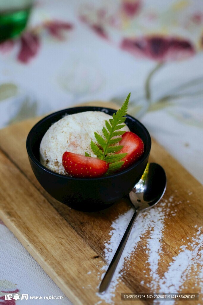 精致甜品配草莓与蕨叶