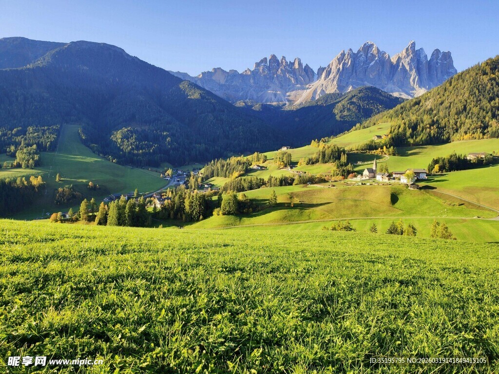 山间绿野壮丽山峦风景