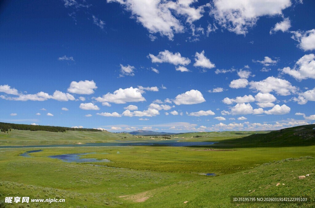 草原蓝天美景如画