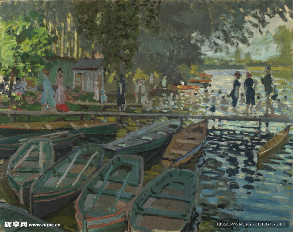 河畔停泊船只的静谧景致