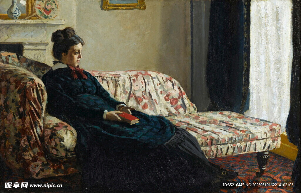 复古沙发上的沉思女性