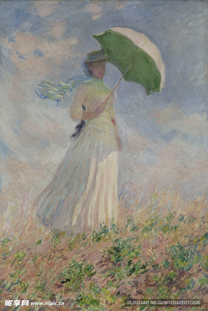 撑绿伞漫步的优雅女子