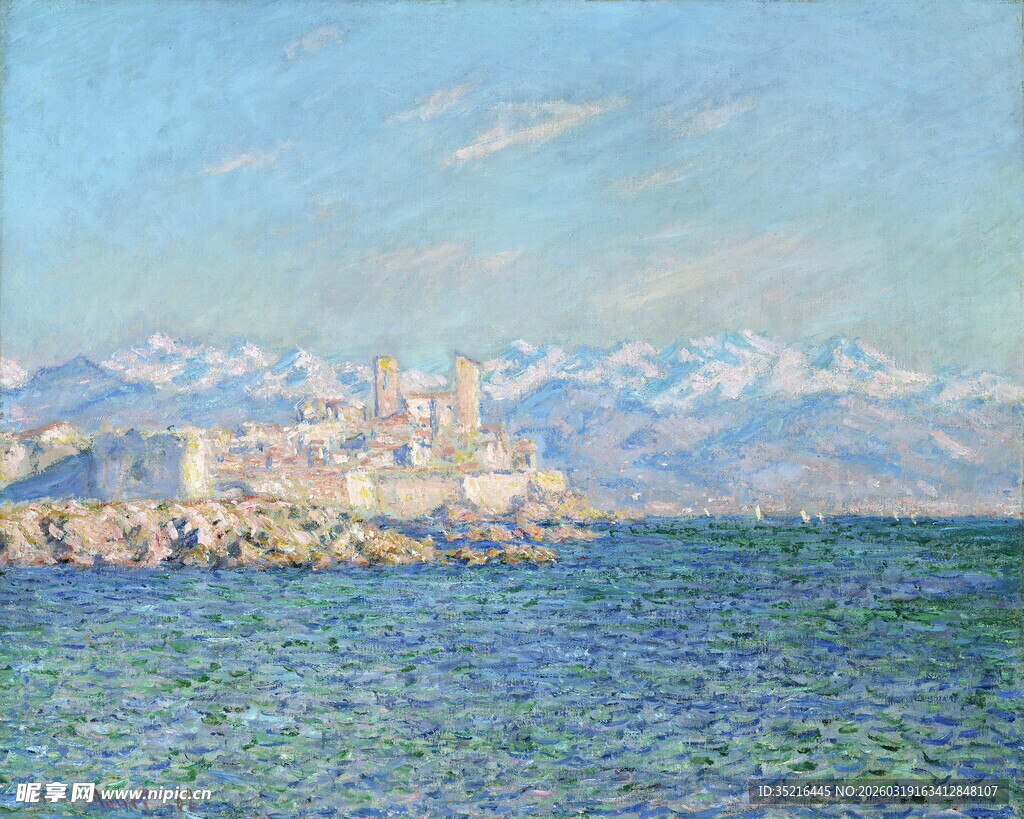 海边山城与远处雪山美景