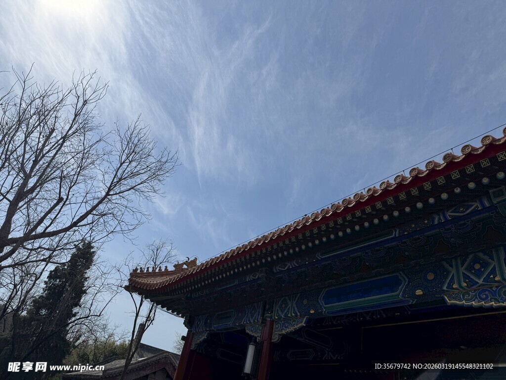 中式古建筑屋顶与蓝天