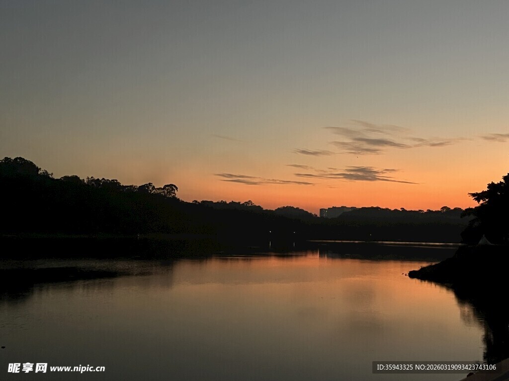 湖畔日落美景