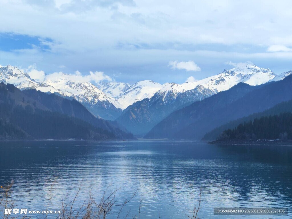宁静湖景与远处雪山
