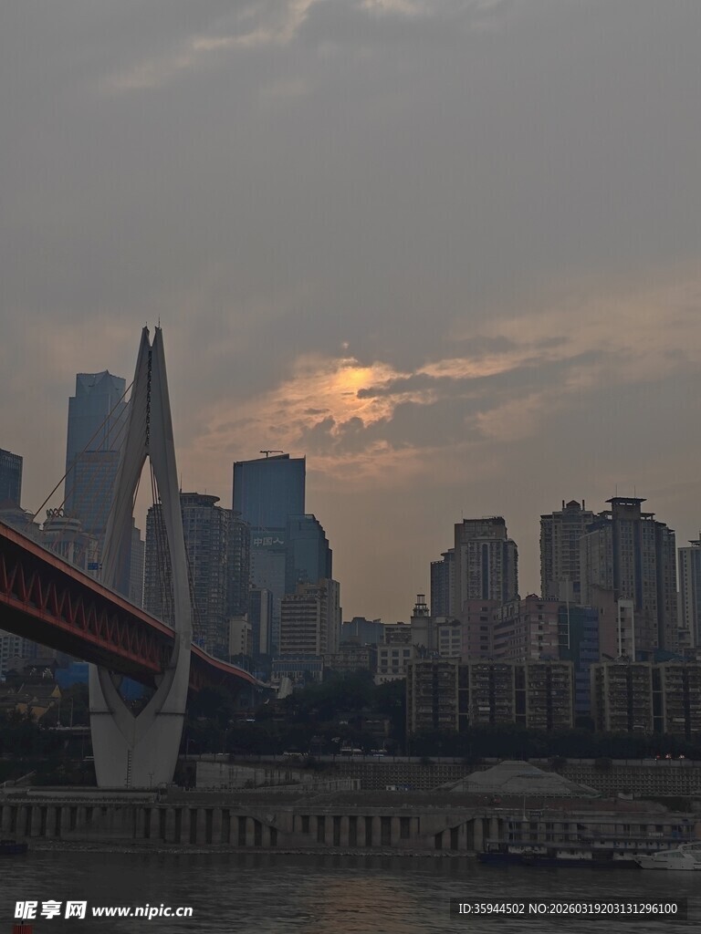 黄昏下的城市桥梁景观