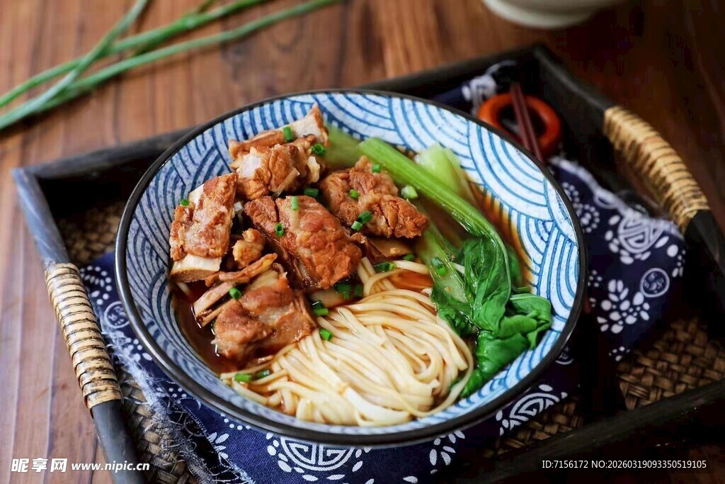 美味卤肉排骨拌面