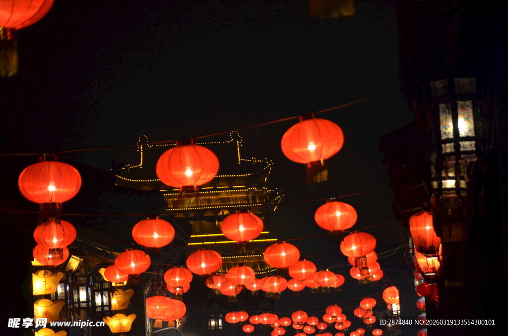 夜晚街头悬挂的红灯笼