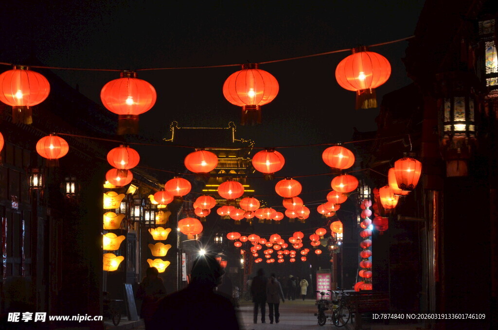 夜晚街道上的红灯笼景观