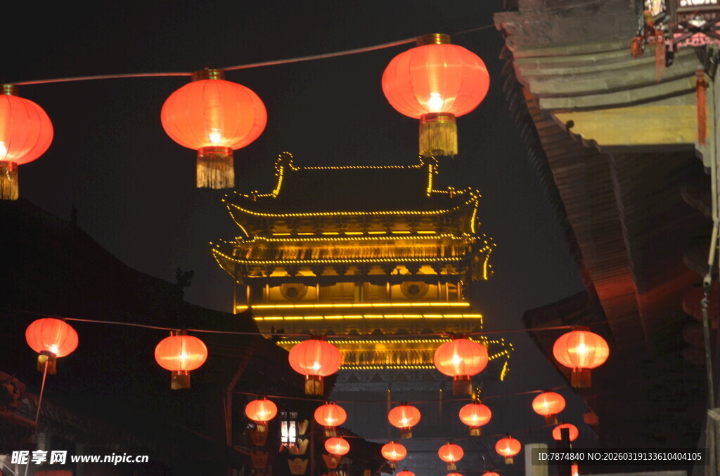 古街红灯笼映照古建筑