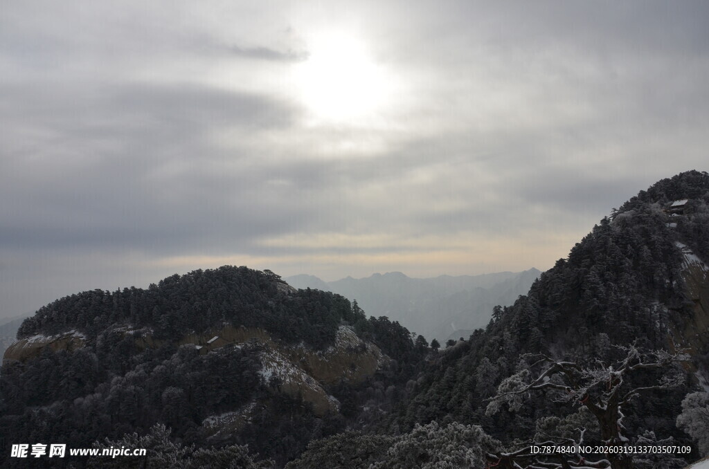 山峦云海间的壮丽景致