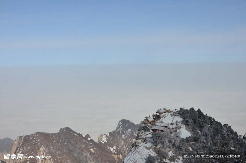 雪覆山峦美景
