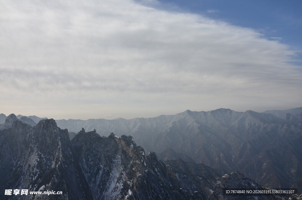 巍峨群山云雾缭绕景观