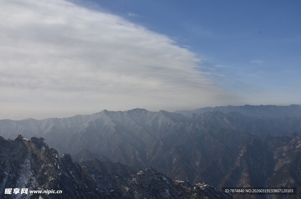 壮丽山峦与天际云海景观