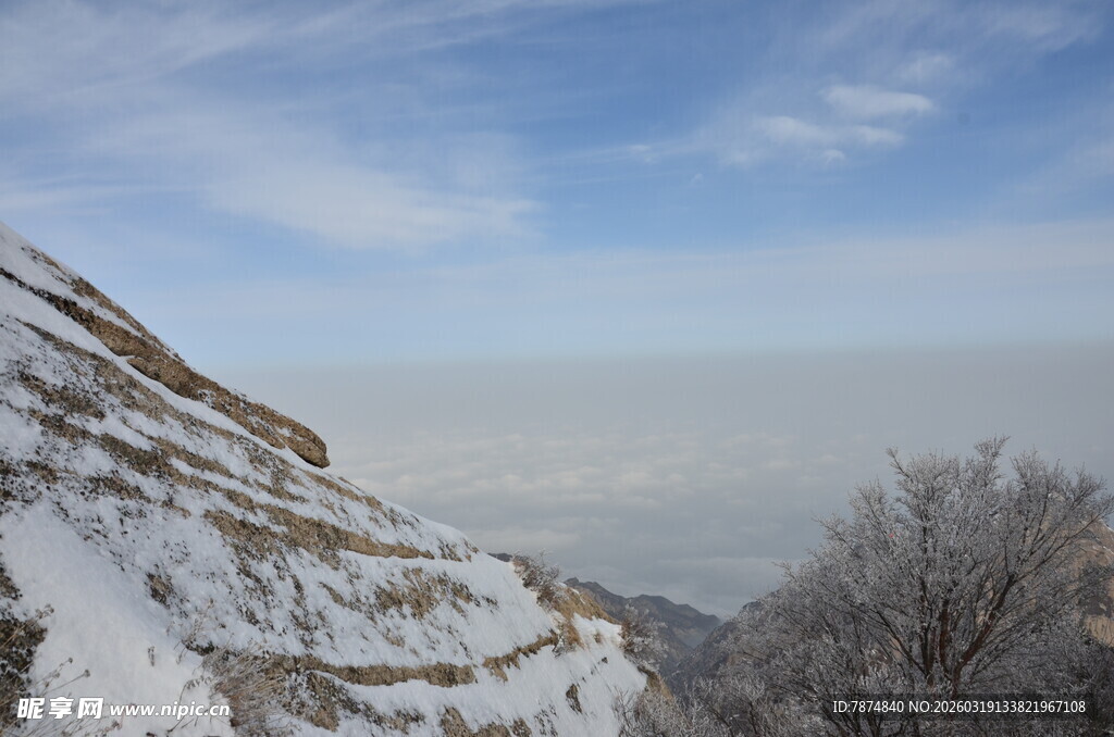 雪覆山峦冬日景致