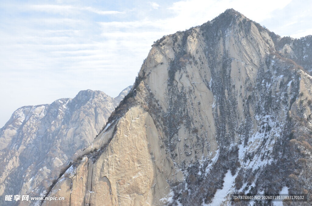 巍峨高山壮丽景致