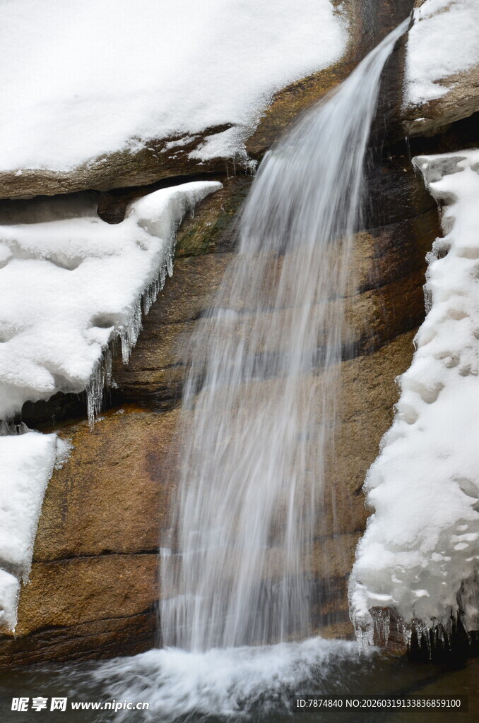冬日冰雪覆盖的山间小瀑布