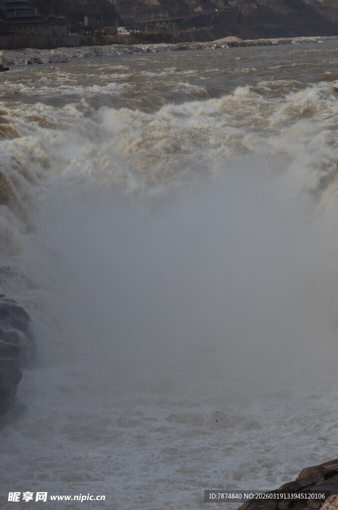 黄河瀑布壮观水流景象