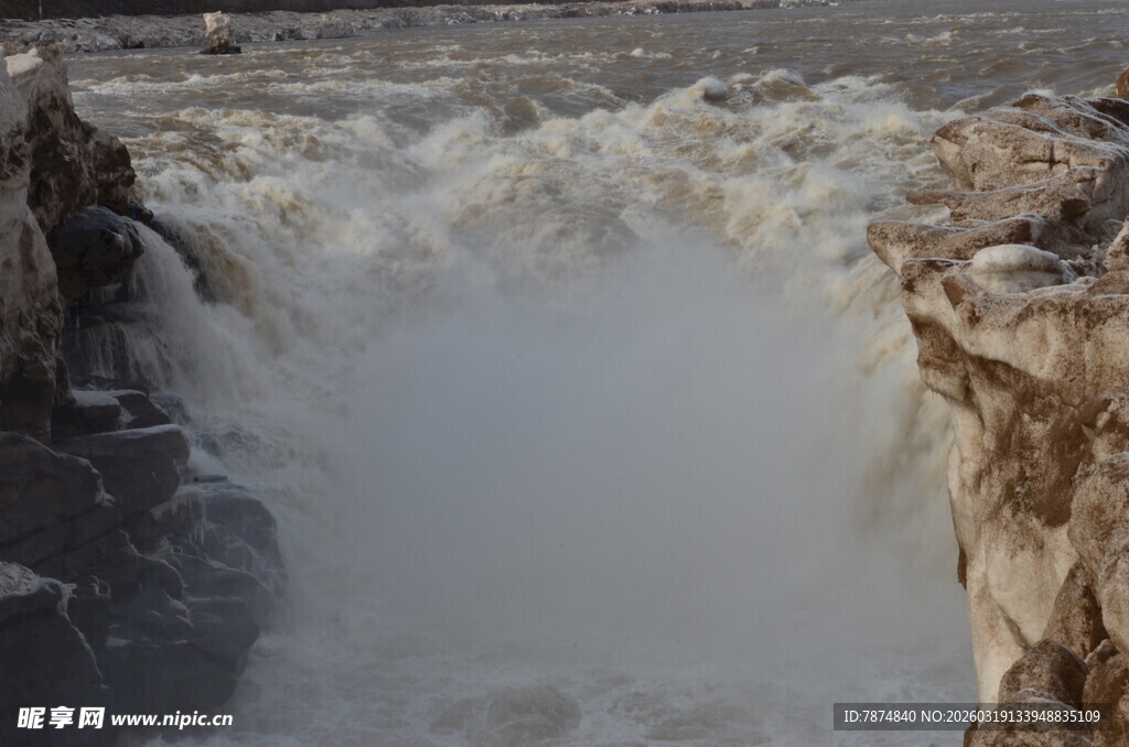 黄河壶口瀑布壮观景象