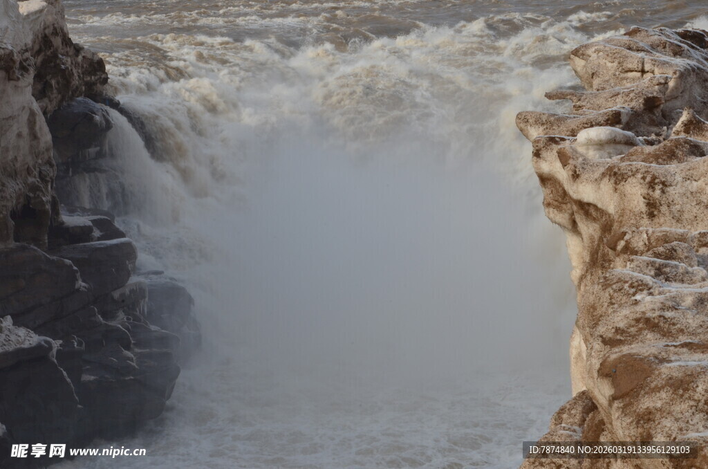 壮观瀑布水流倾泻而下