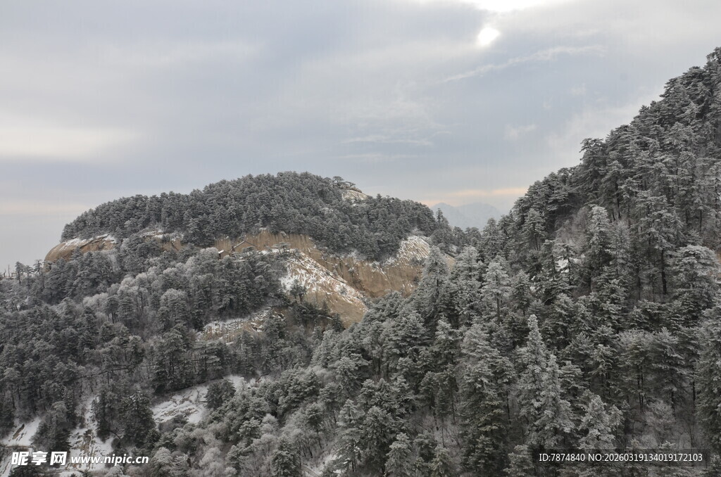 雪覆山林的壮美景观