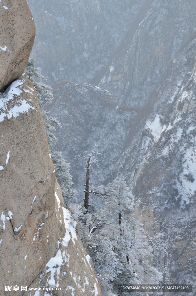 悬崖峭壁上的冰雪景象