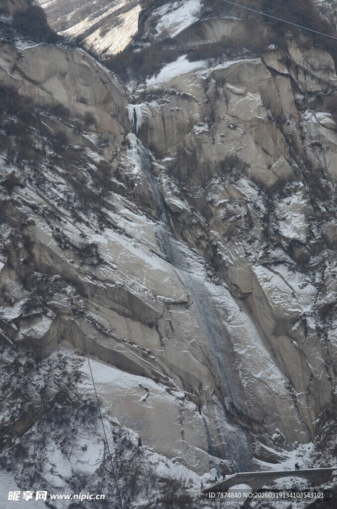 雪山峻岭岩石景观
