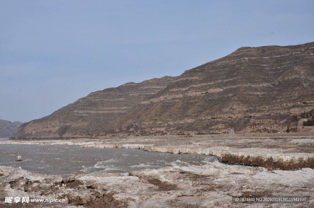 黄河边荒凉山丘景观