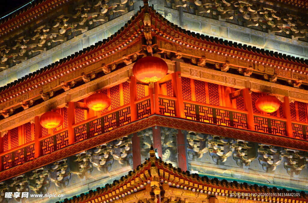 古建屋檐下的红灯笼