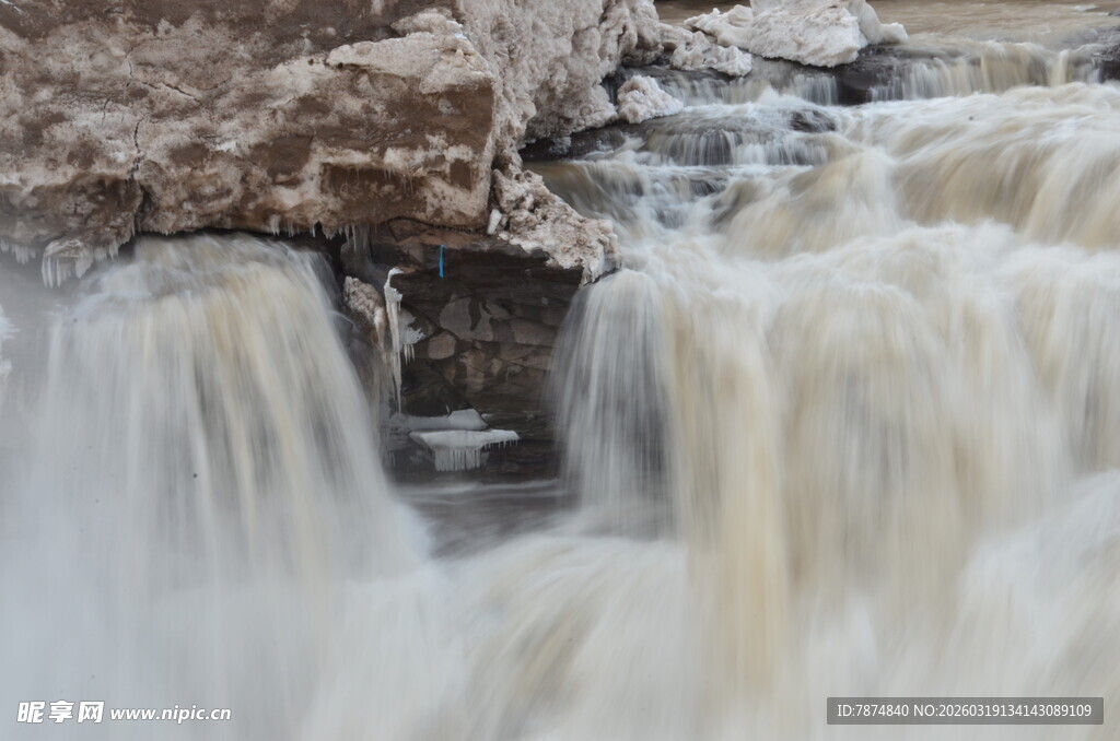 壮观瀑布水流倾泻而下
