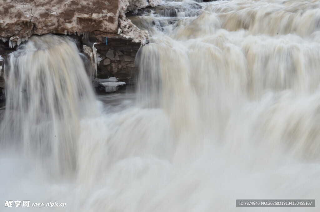 山间瀑布水流倾泻而下