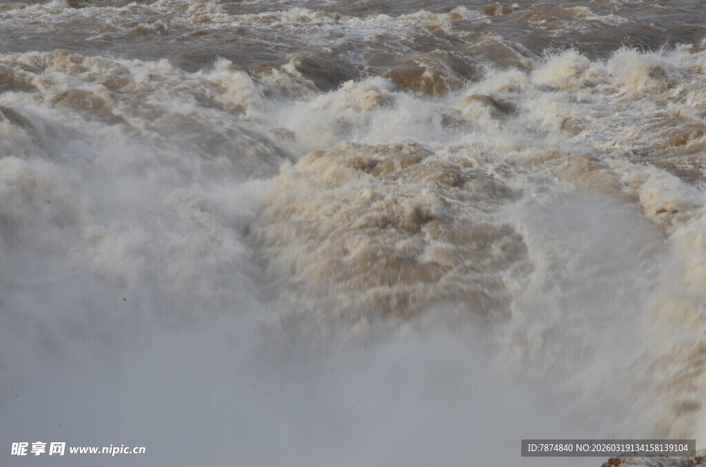 黄河奔腾的汹涌壮观景象