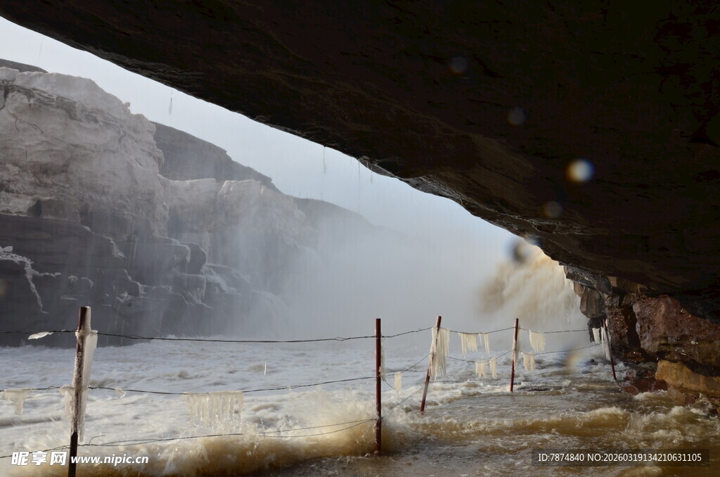 桥下景观 水雾弥漫的自然景