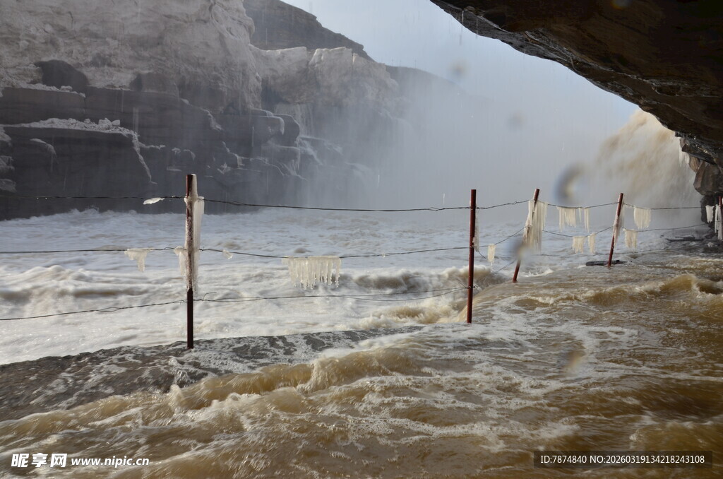 汹涌河水冲击下的壮观景象