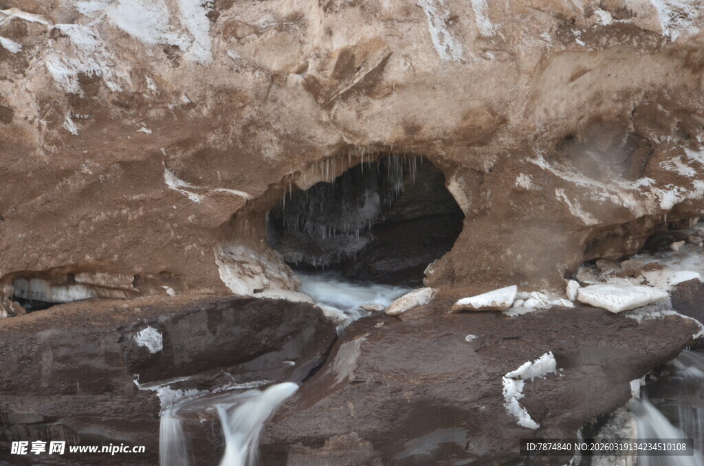 岩石洞穴中的水流景观