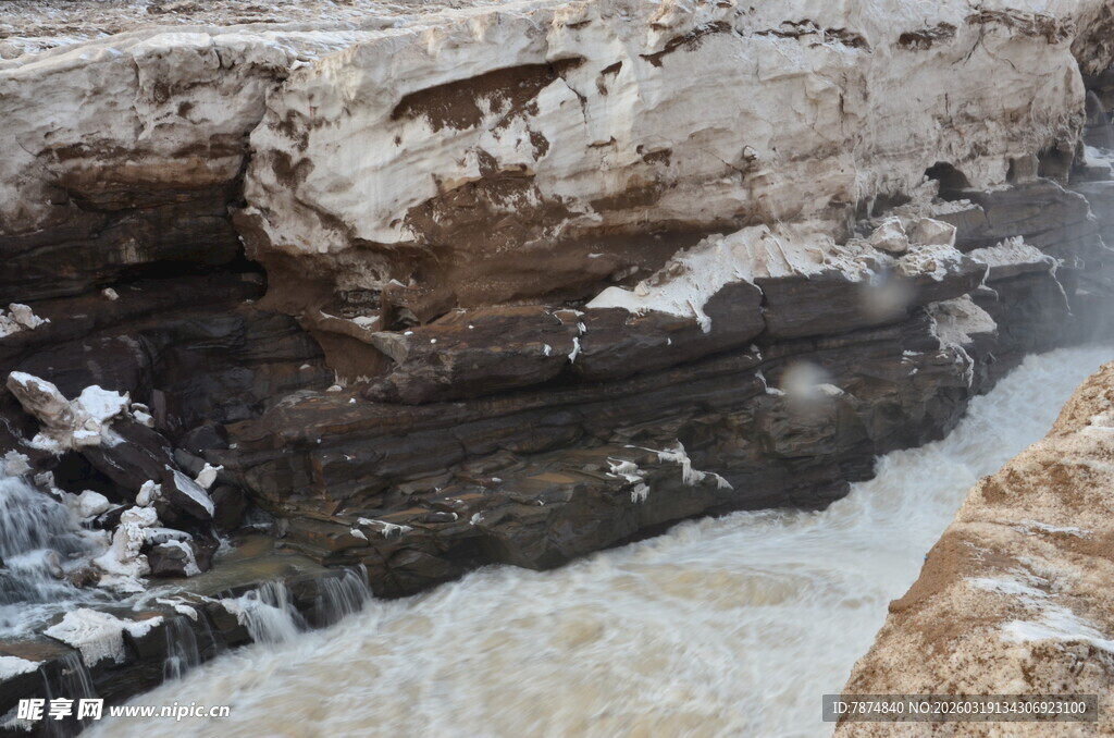 湍急河流旁的嶙峋岩石