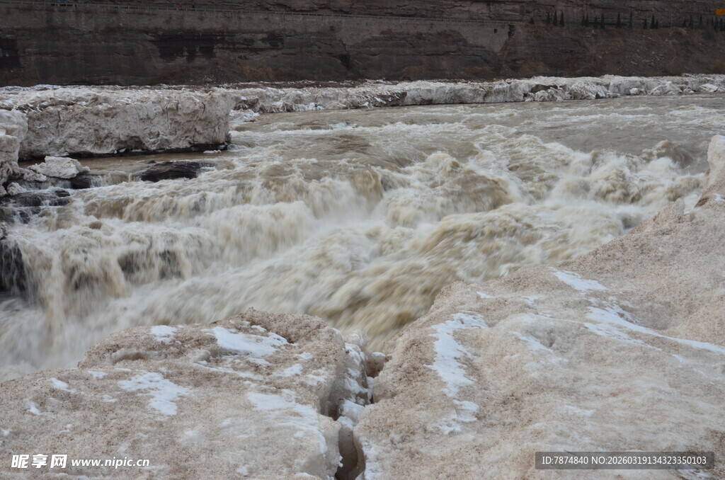 黄河壶口瀑布壮观景象