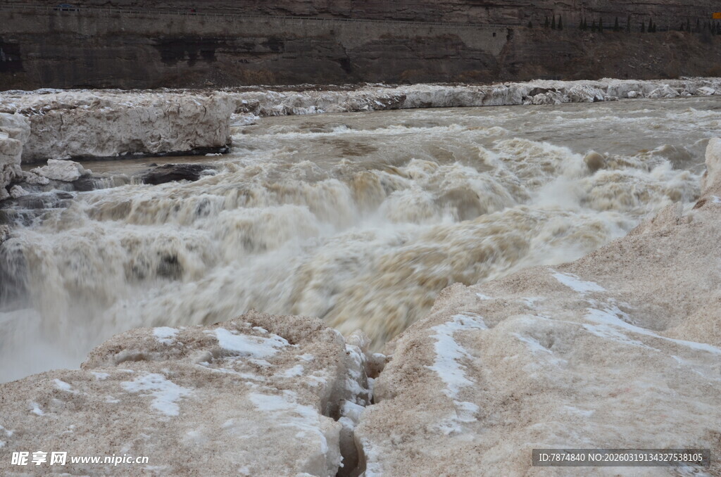 湍急河流中的白色水花