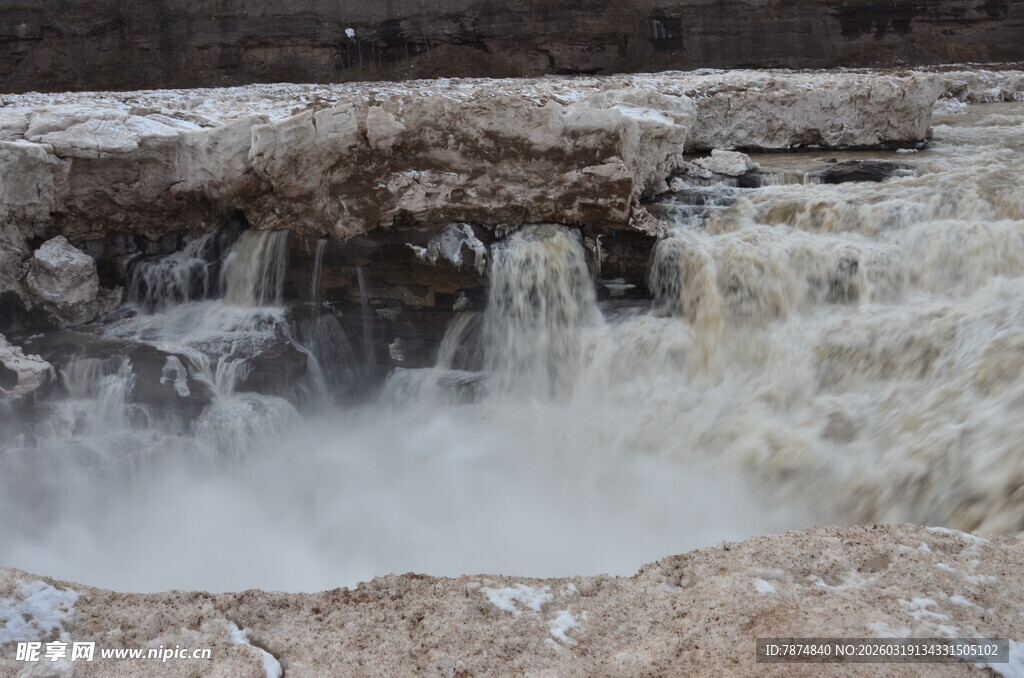 山间湍急小瀑布景观