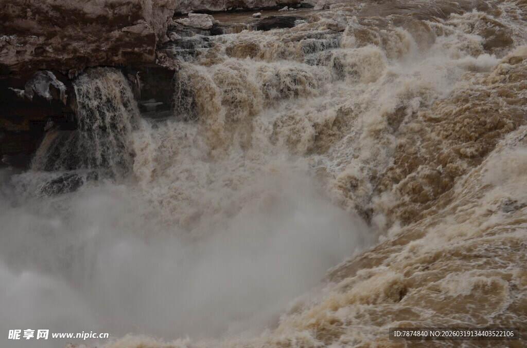 湍急瀑布水流奔腾景象