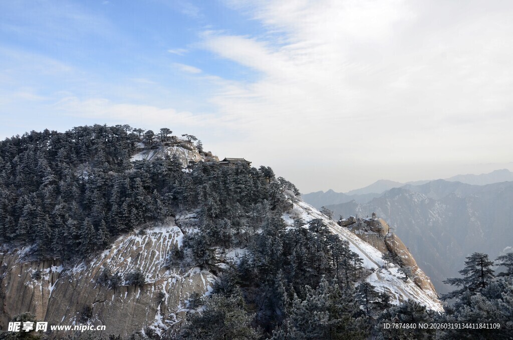 雪覆山峦景色壮美
