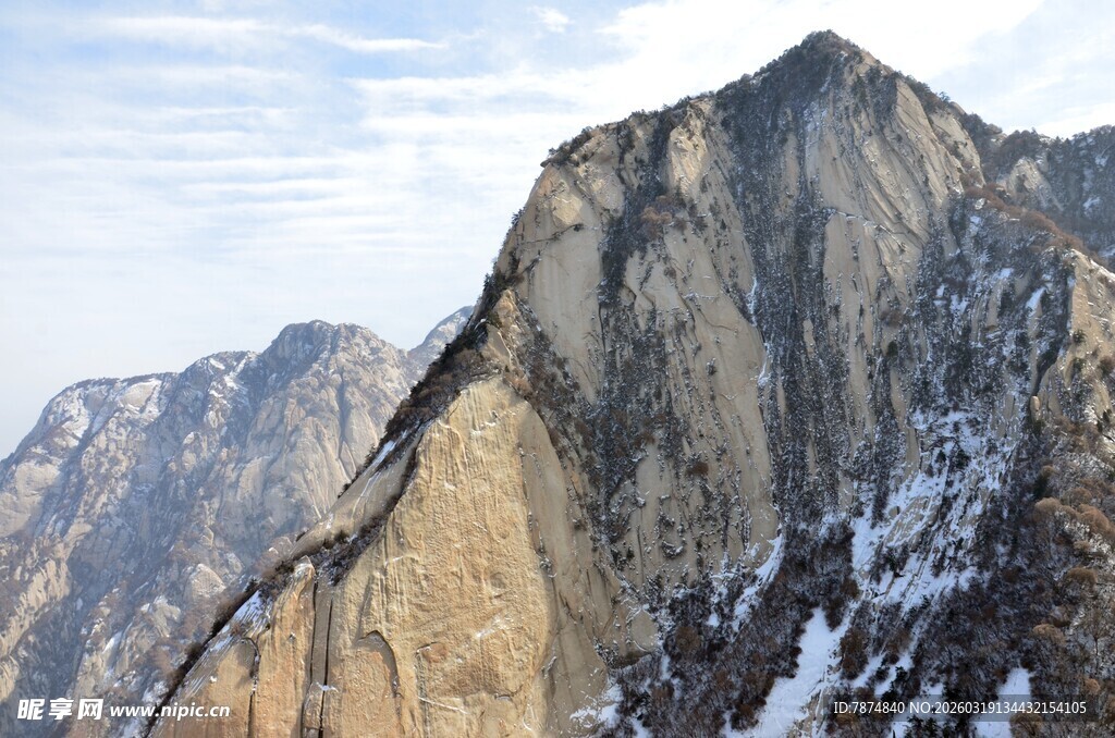 巍峨险峻的壮丽山峰