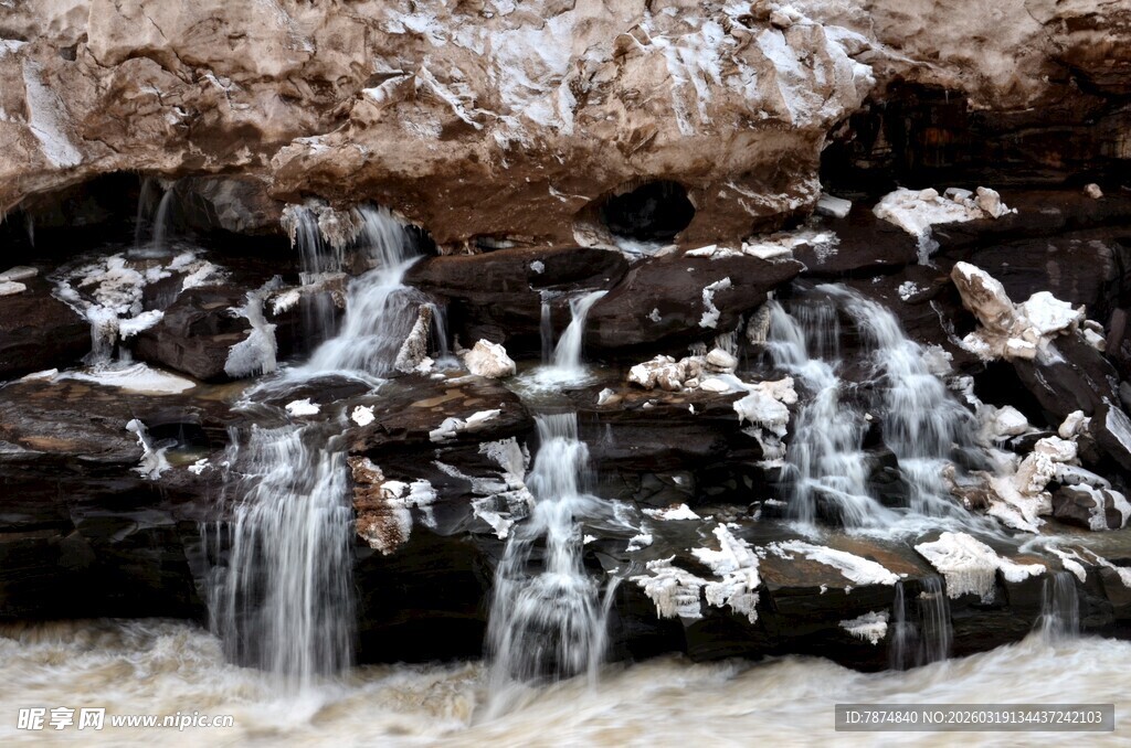 山间小瀑布流水景致