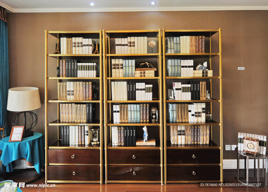 复古风格书架陈列书房一角