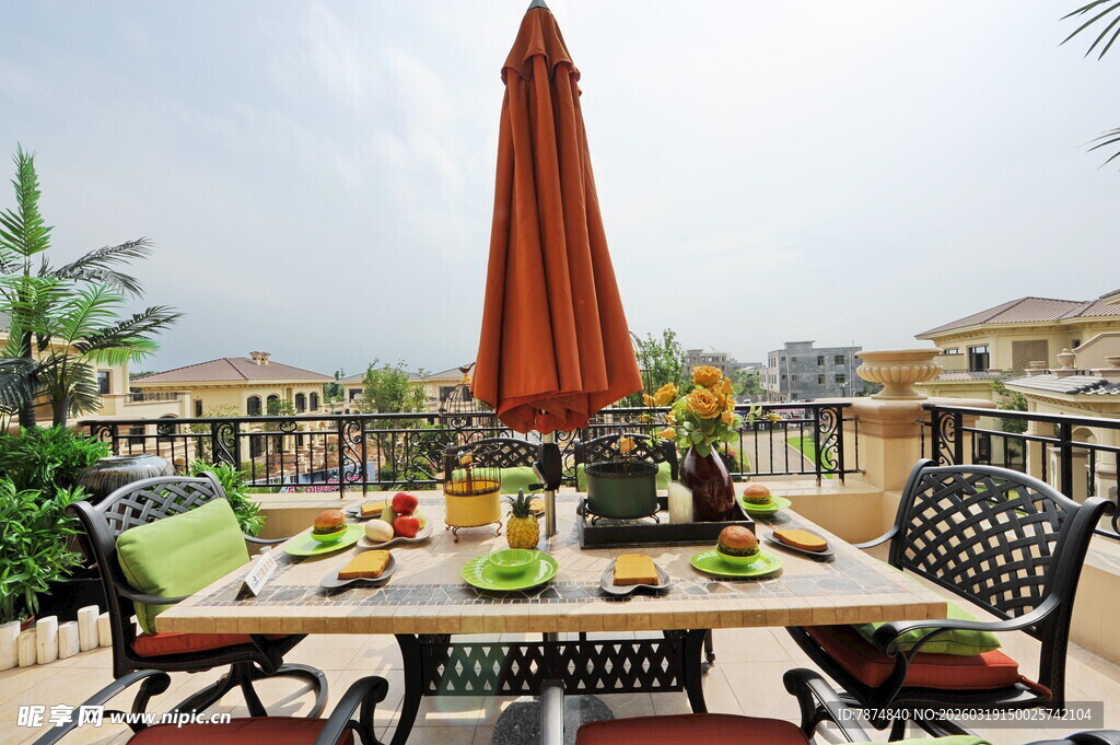 户外露台精致休闲用餐场景