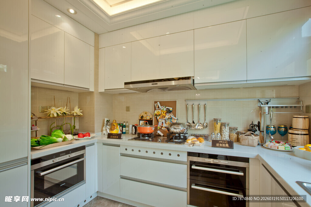 现代整洁的厨房空间