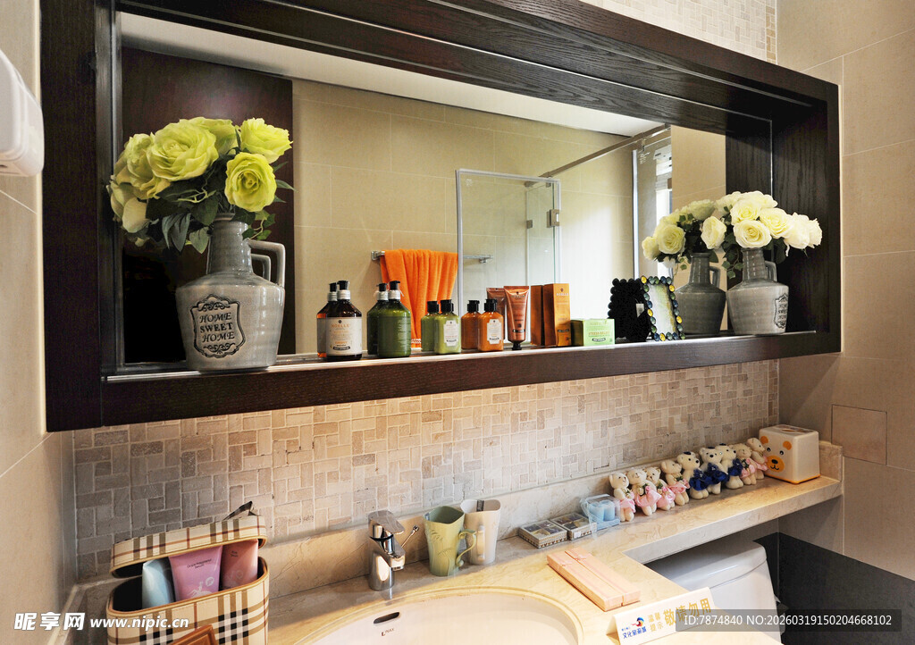 时尚浴室镜柜与装饰摆件